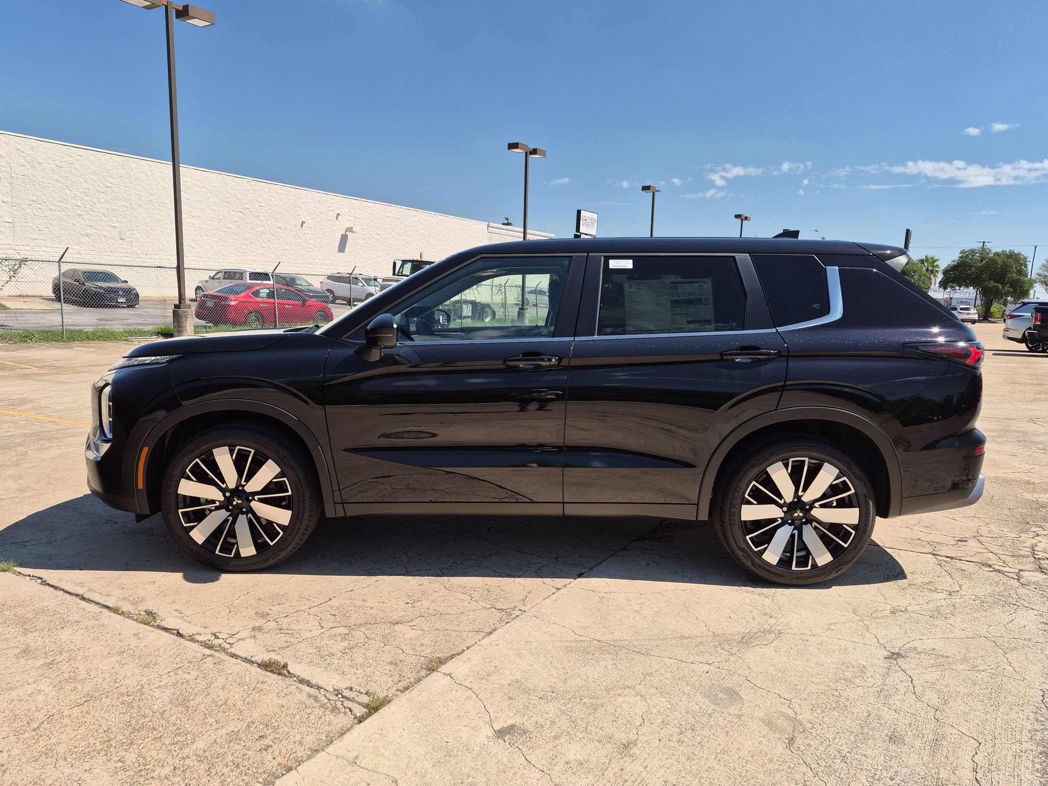 New 2026 Mitsubishi Outlander SE FWD image 2