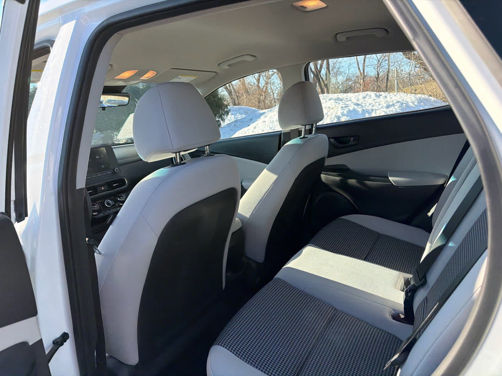 Used 2023 Hyundai Kona SE image 6