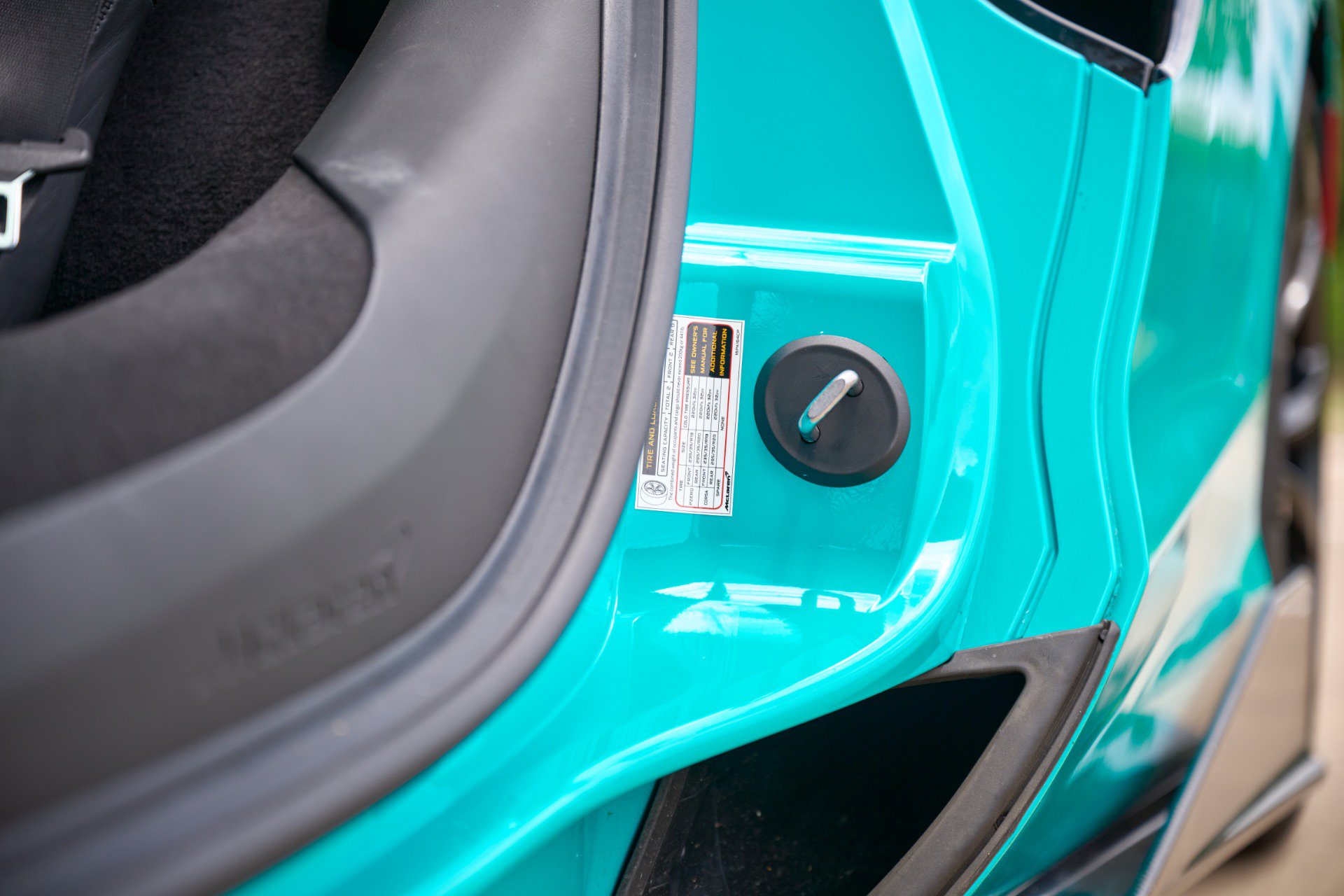 Used 2025 McLaren Artura Spider RWD image 33