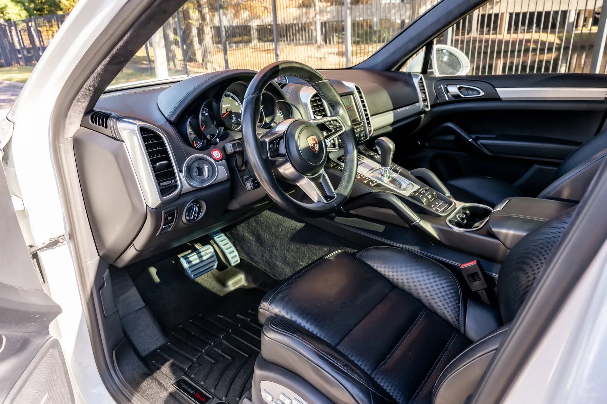Used 2015 Porsche Cayenne Turbo image 6