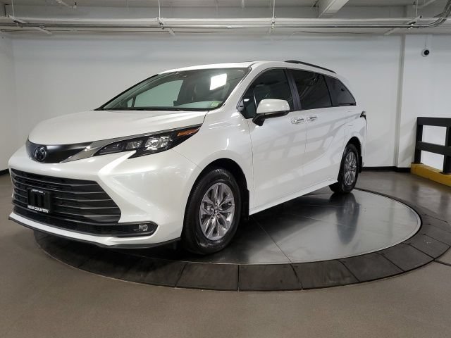 Used 2026 Toyota Sienna XLE AWD/4WD image 4