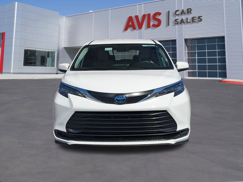 Used 2025 Toyota Sienna LE image 10