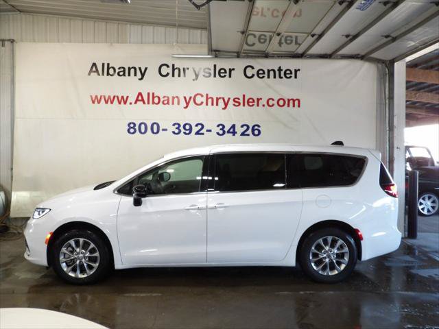 Certified 2024 Chrysler Pacifica Touring-L AWD/4WD image 1