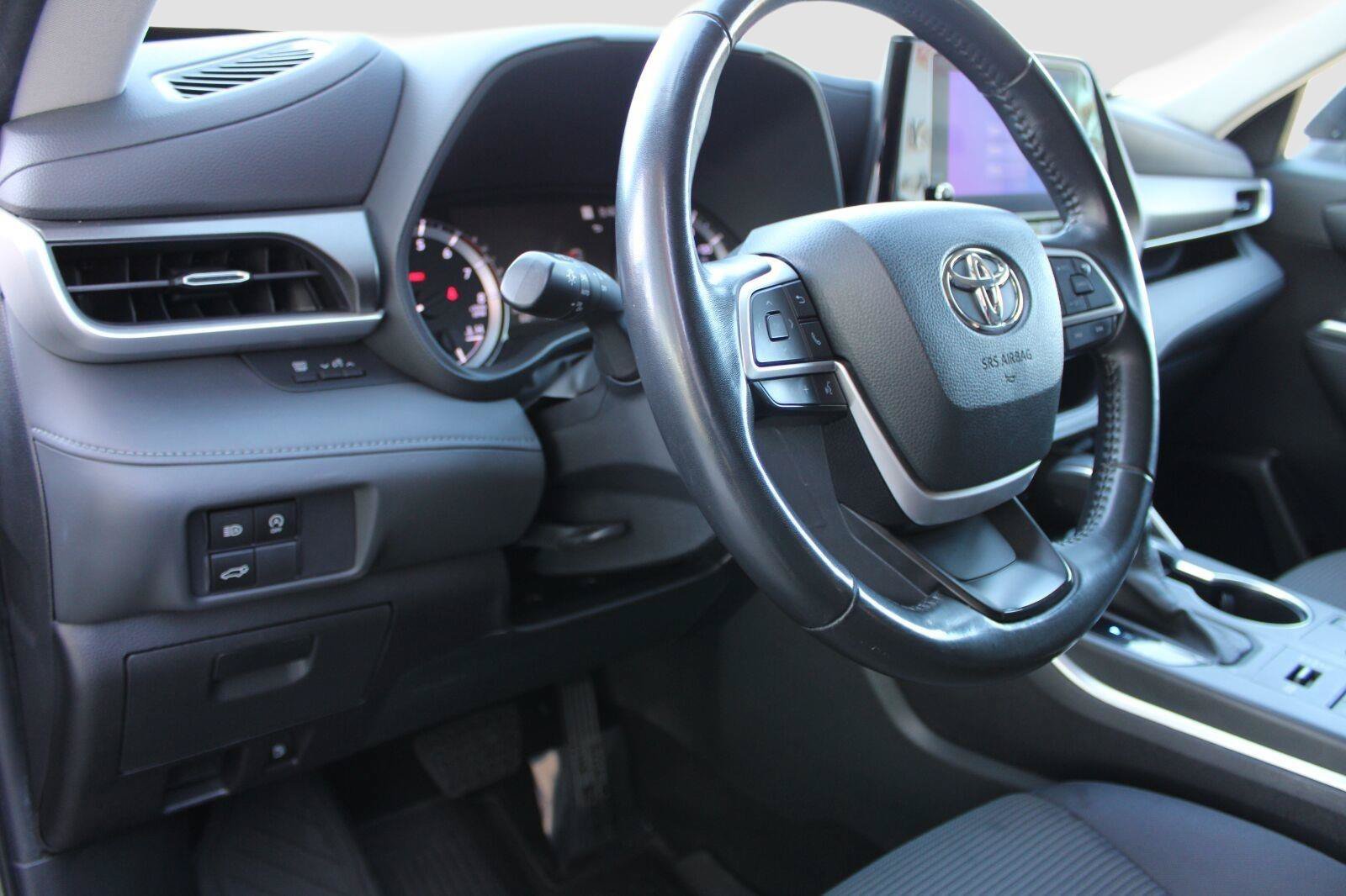 Used 2023 Toyota Highlander LE AWD/4WD image 17