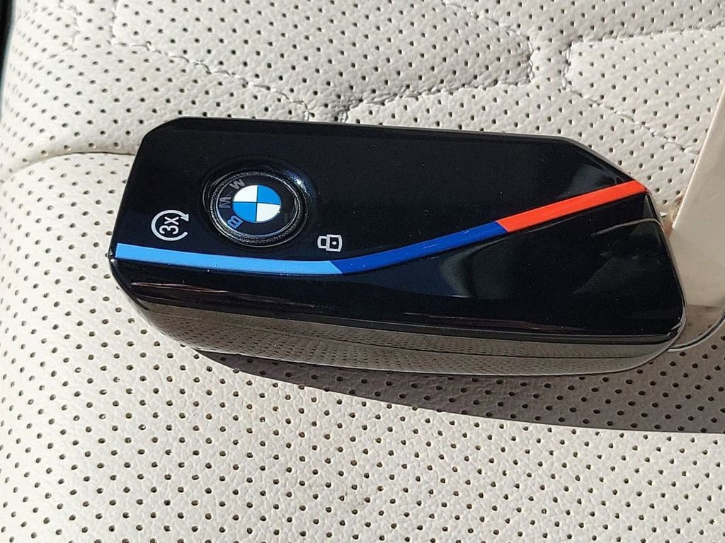 Used 2025 BMW X7 M60i image 37