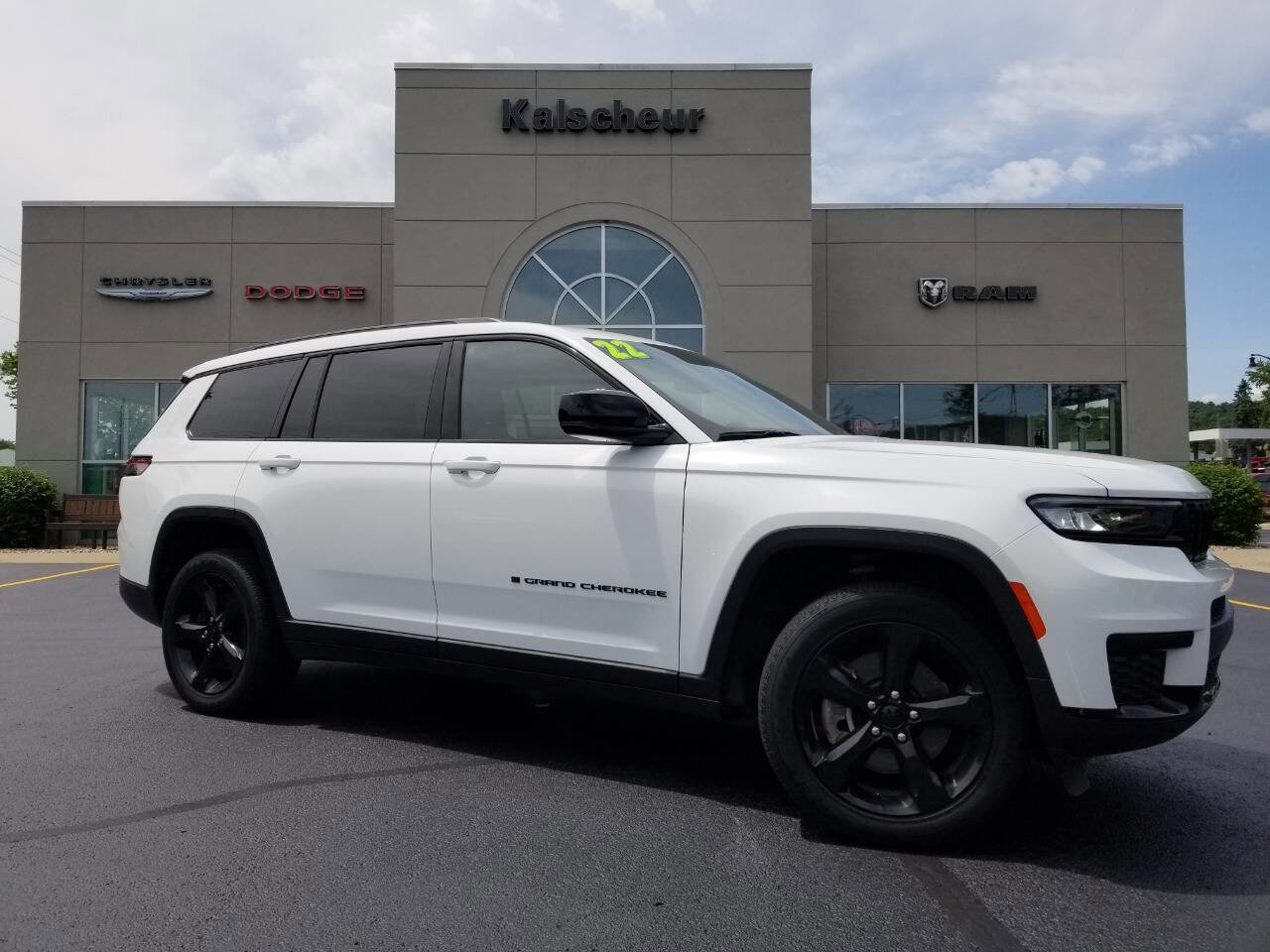 Certified 2022 Jeep Grand Cherokee L Laredo image 1