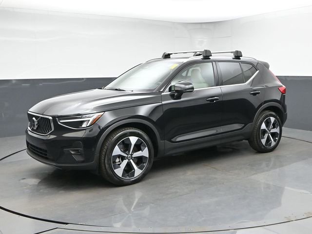 Used 2025 Volvo XC40 B5 Plus AWD/4WD image 4