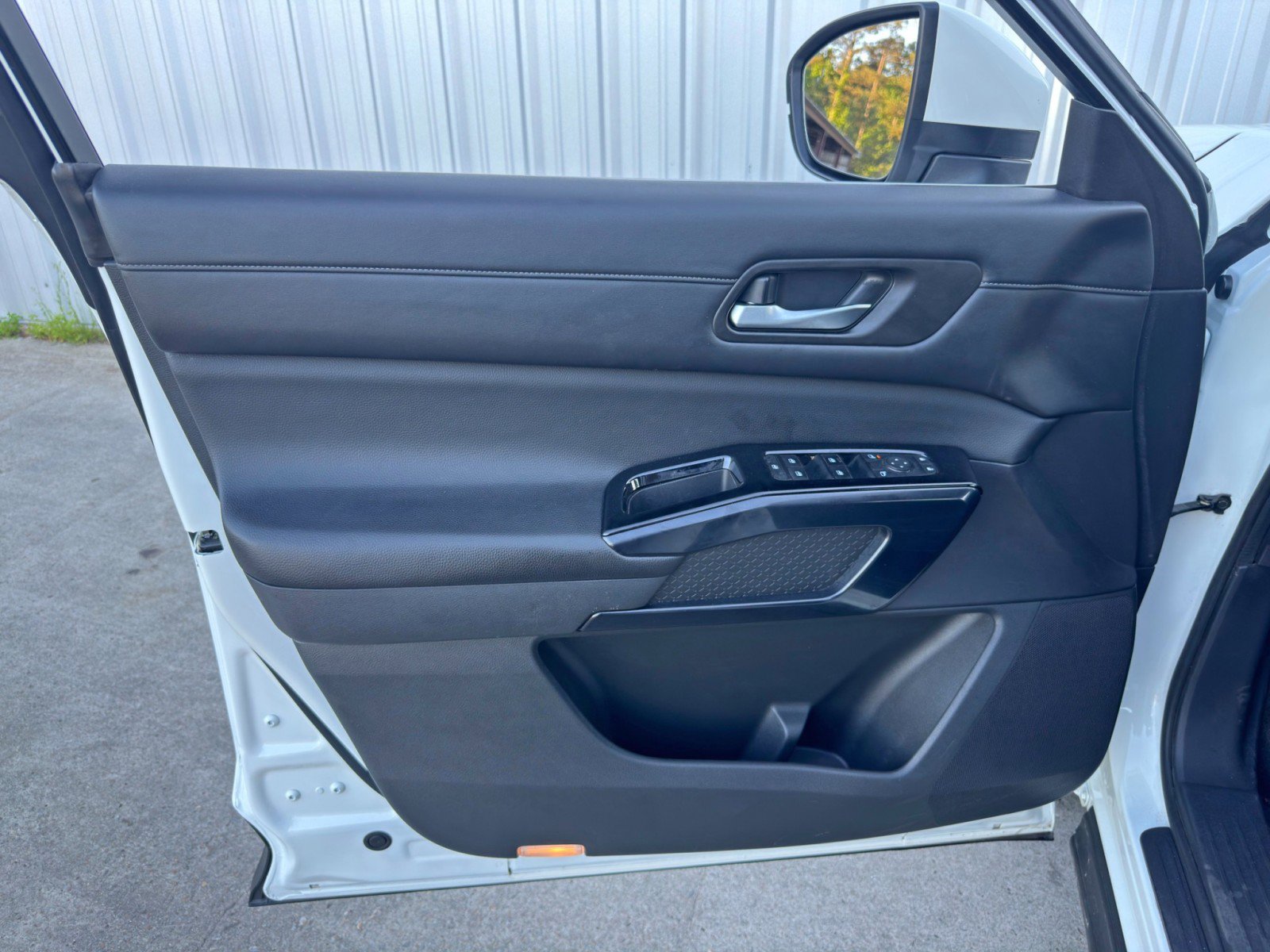 Used 2022 Nissan Pathfinder S image 37