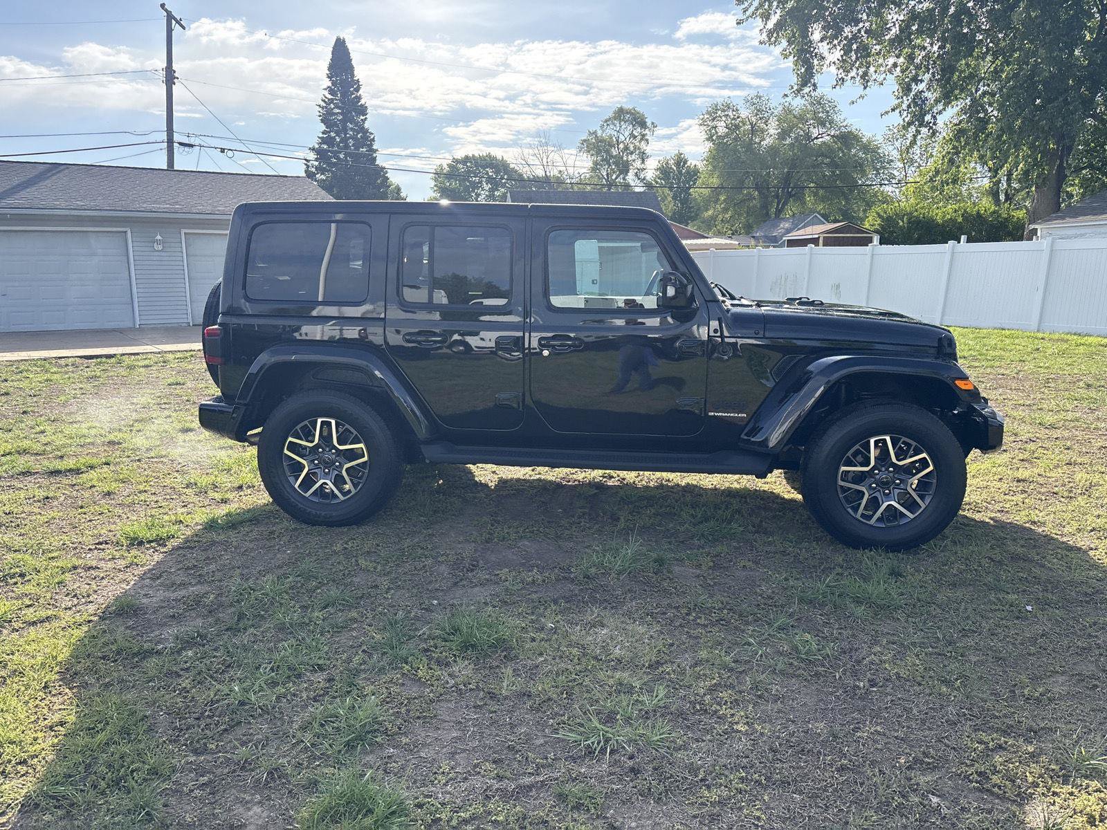Used 2023 Jeep Wrangler Unlimited Sahara AWD/4WD image 5