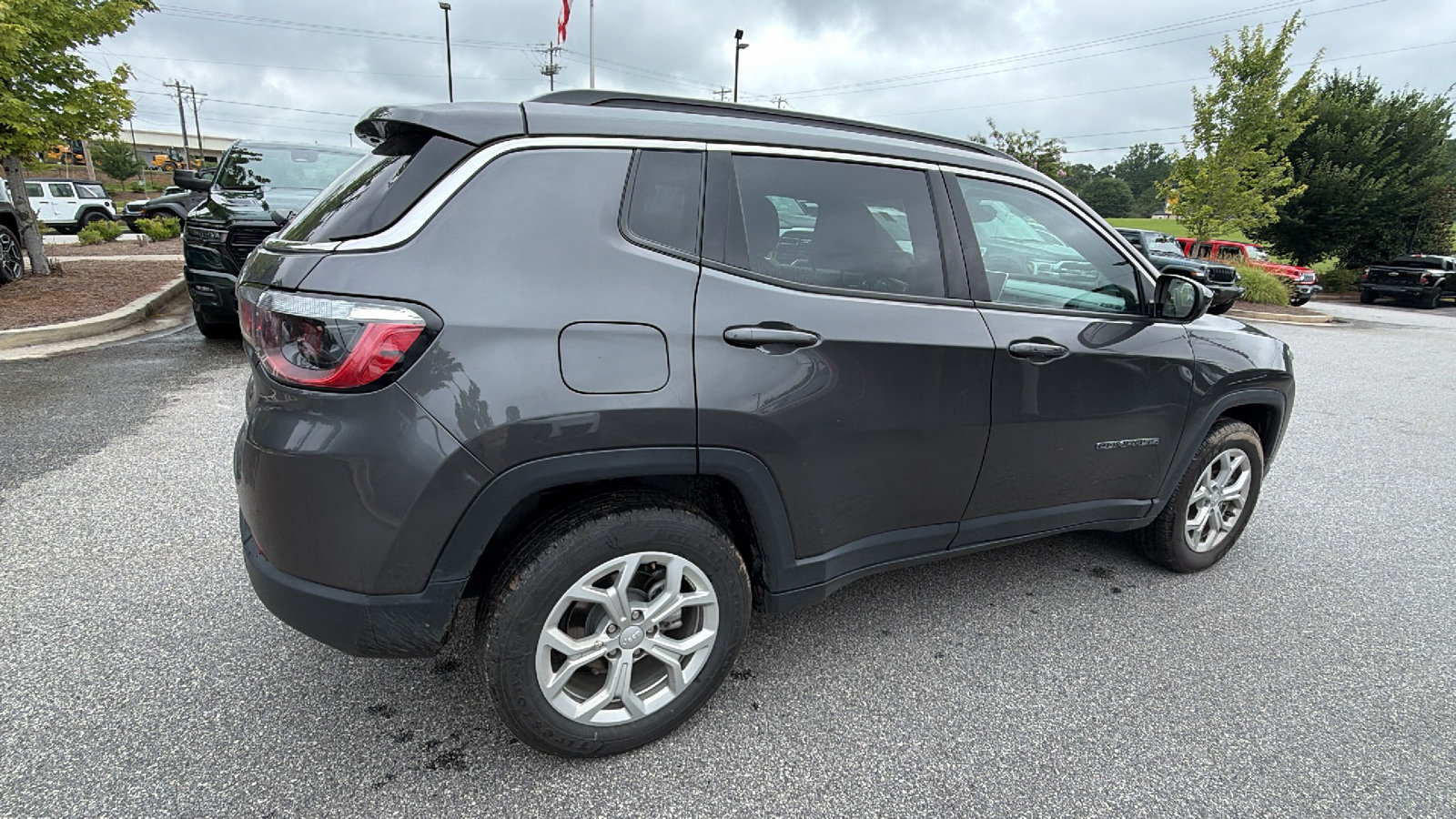 Used 2024 Jeep Compass Latitude AWD/4WD image 7