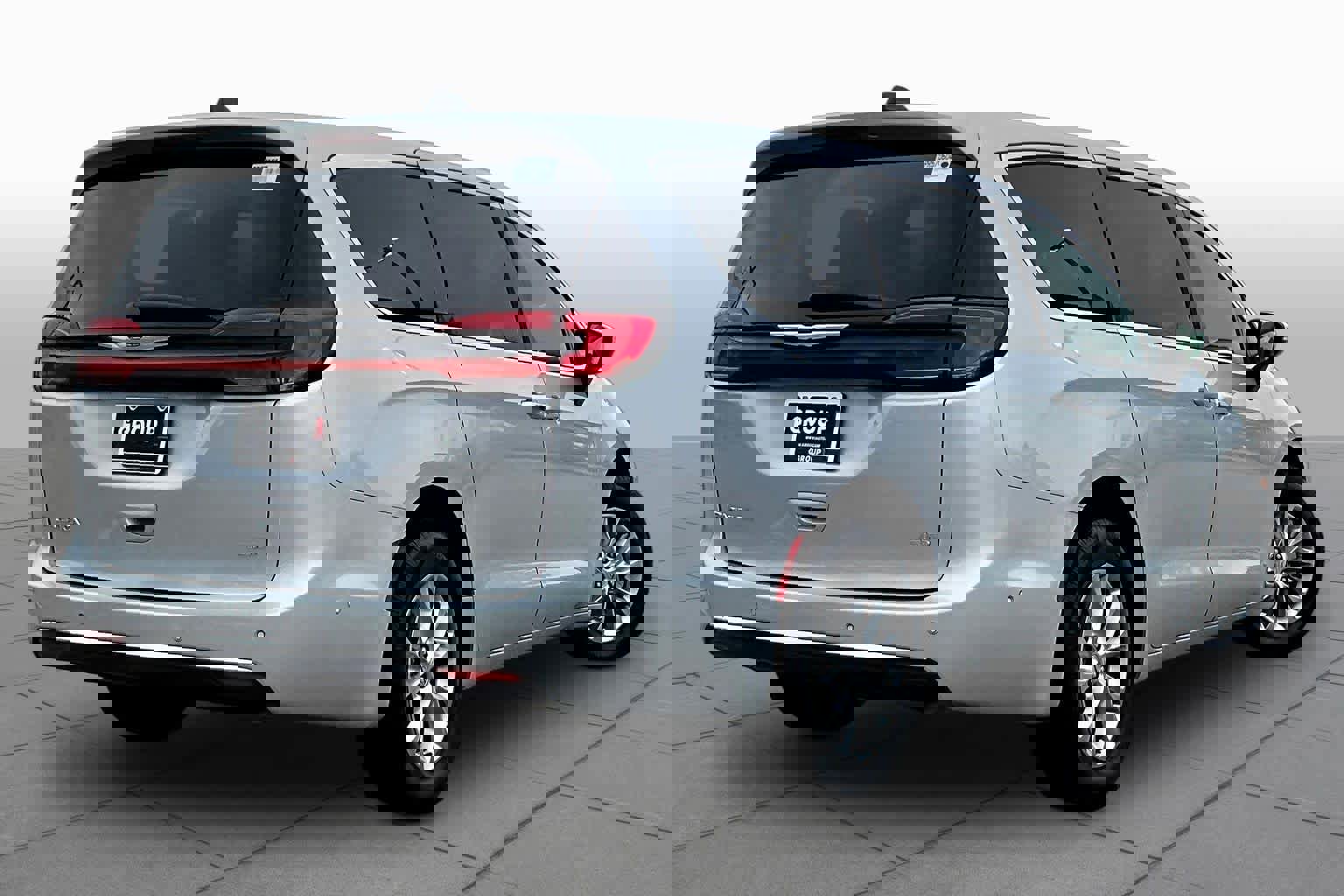 Used 2023 Chrysler Pacifica Touring-L image 13