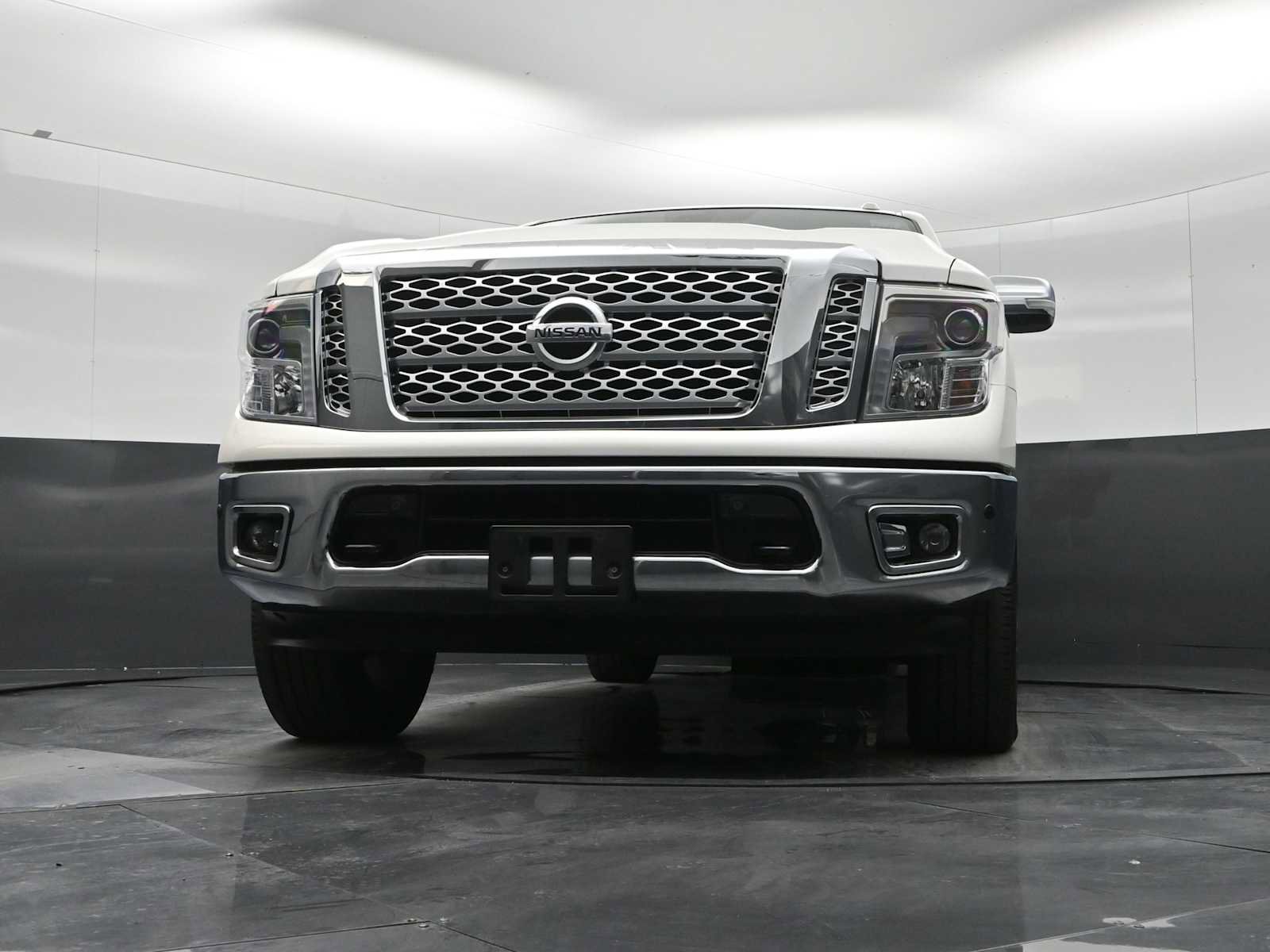 Used 2019 Nissan Titan SL image 25