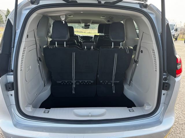 Certified 2024 Chrysler Pacifica Select image 17