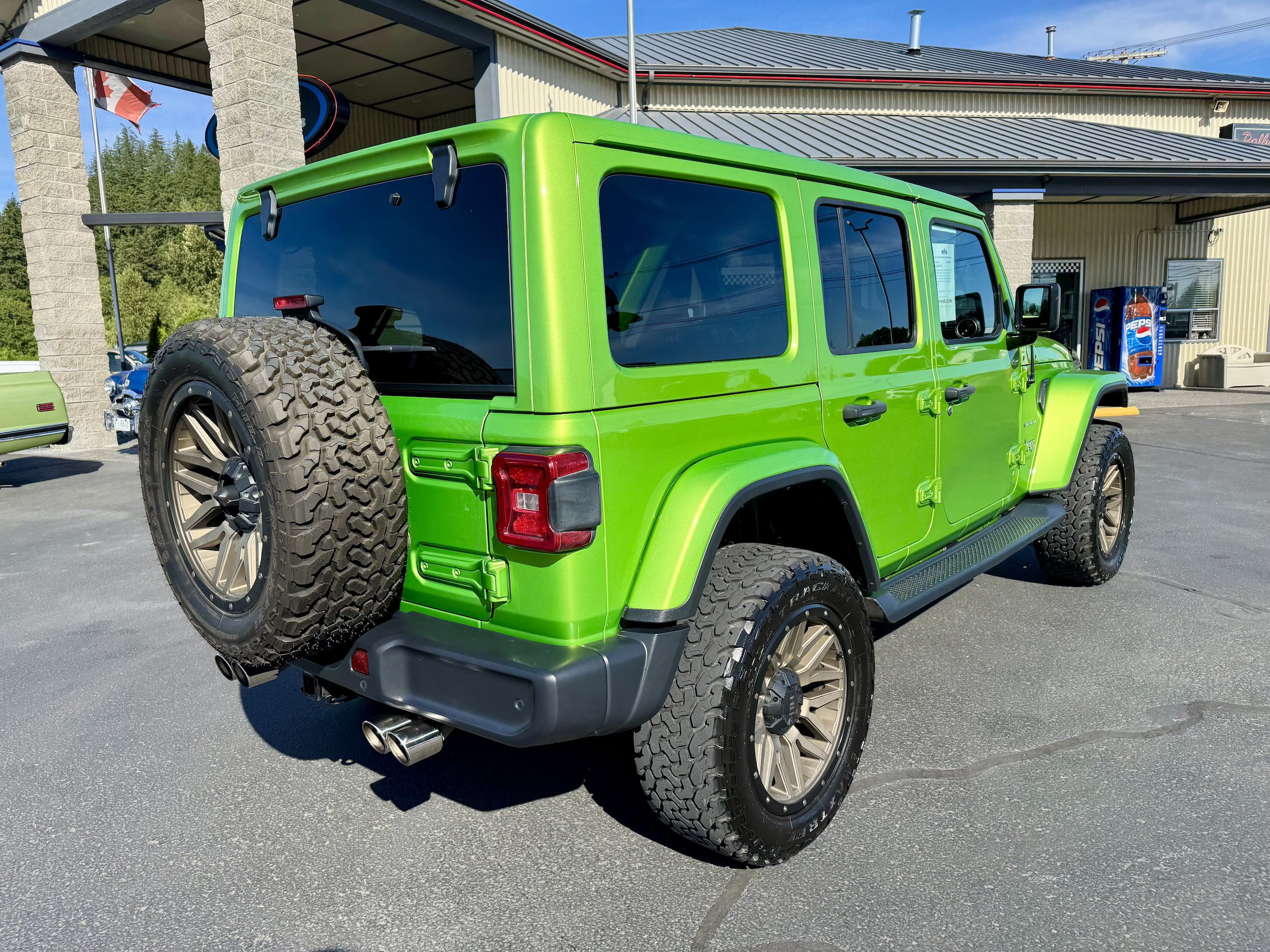 Used 2018 Jeep Wrangler Unlimited Sahara w/ Uconnect 4C Nav & Sound Group AWD/4WD image 4