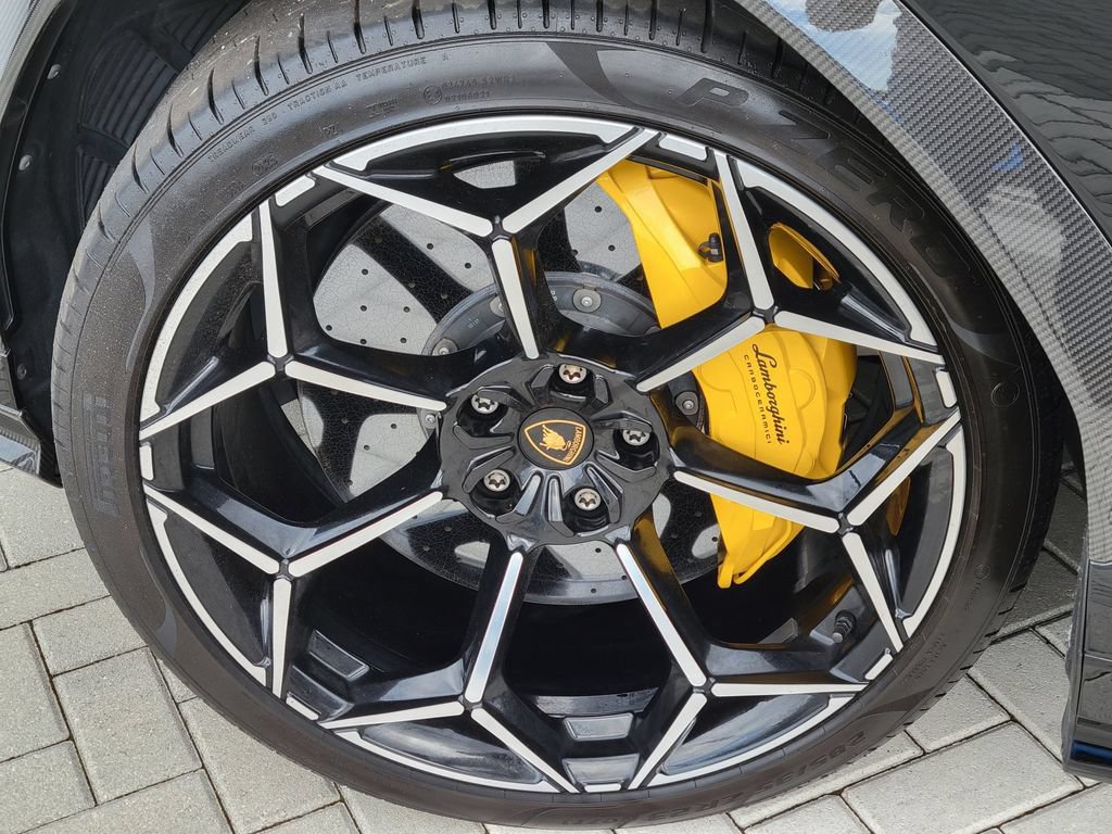 Used 2023 Lamborghini Urus Performante AWD/4WD image 8