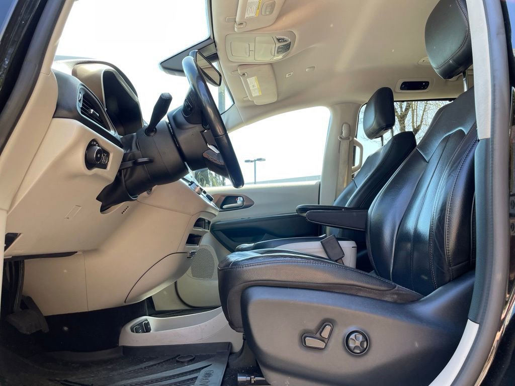 Used 2019 Chrysler Pacifica Touring-L image 18