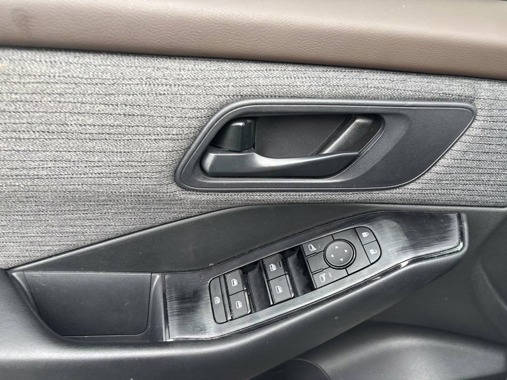 Used 2023 Nissan Rogue S FWD image 10