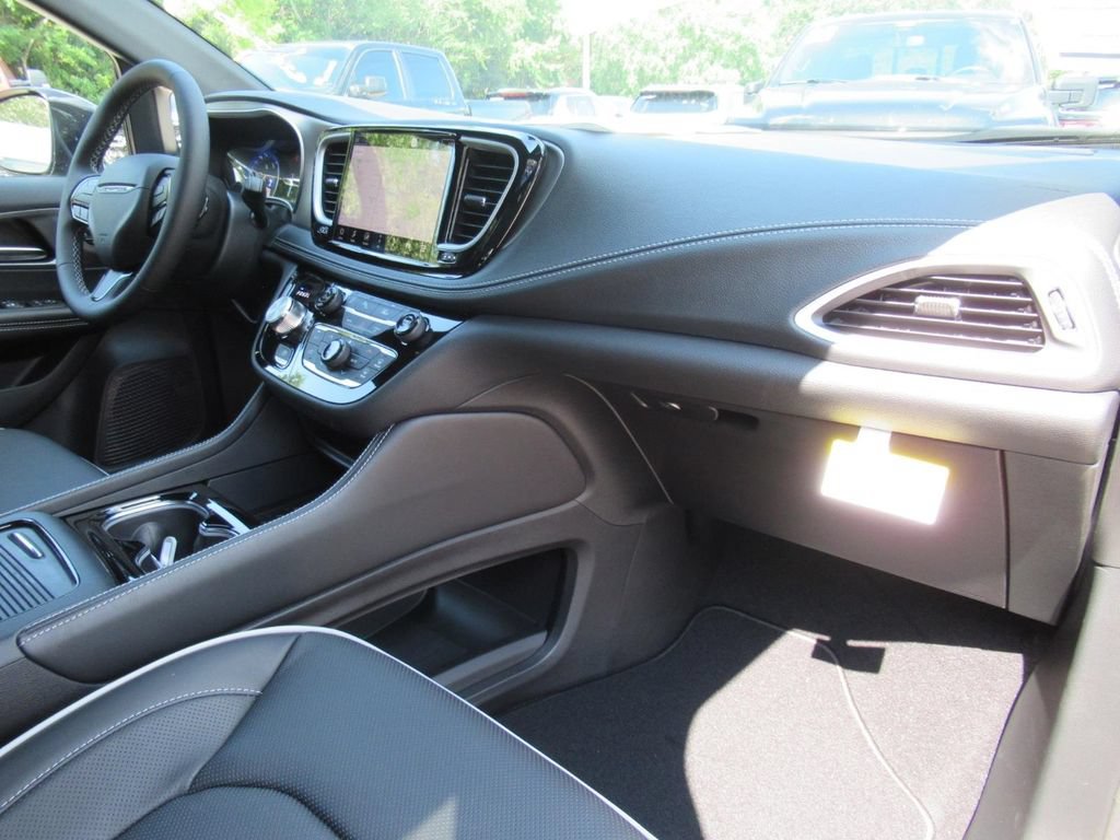 New 2027 Chrysler Pacifica Limited FWD image 11