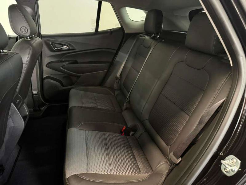Used 2025 Chevrolet Trax LT w/ LT Convenience Package FWD image 21