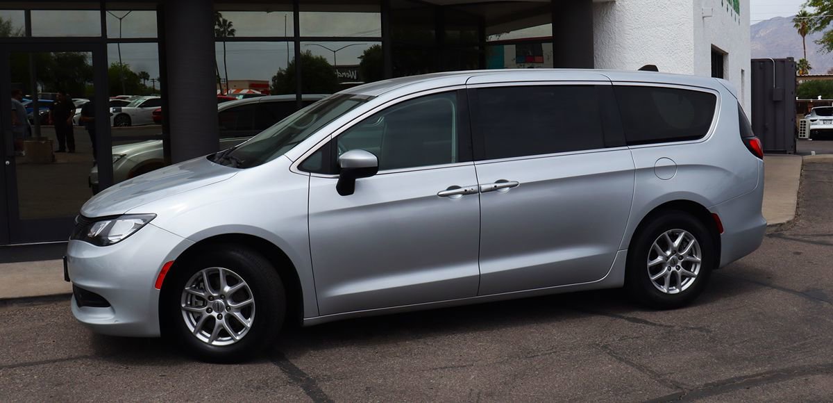 Used 2023 Chrysler Voyager LX FWD image 4