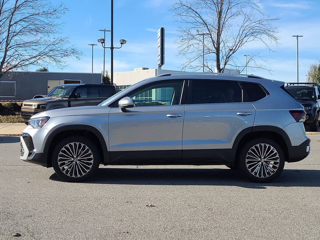New 2026 Volkswagen Taos SE image 2