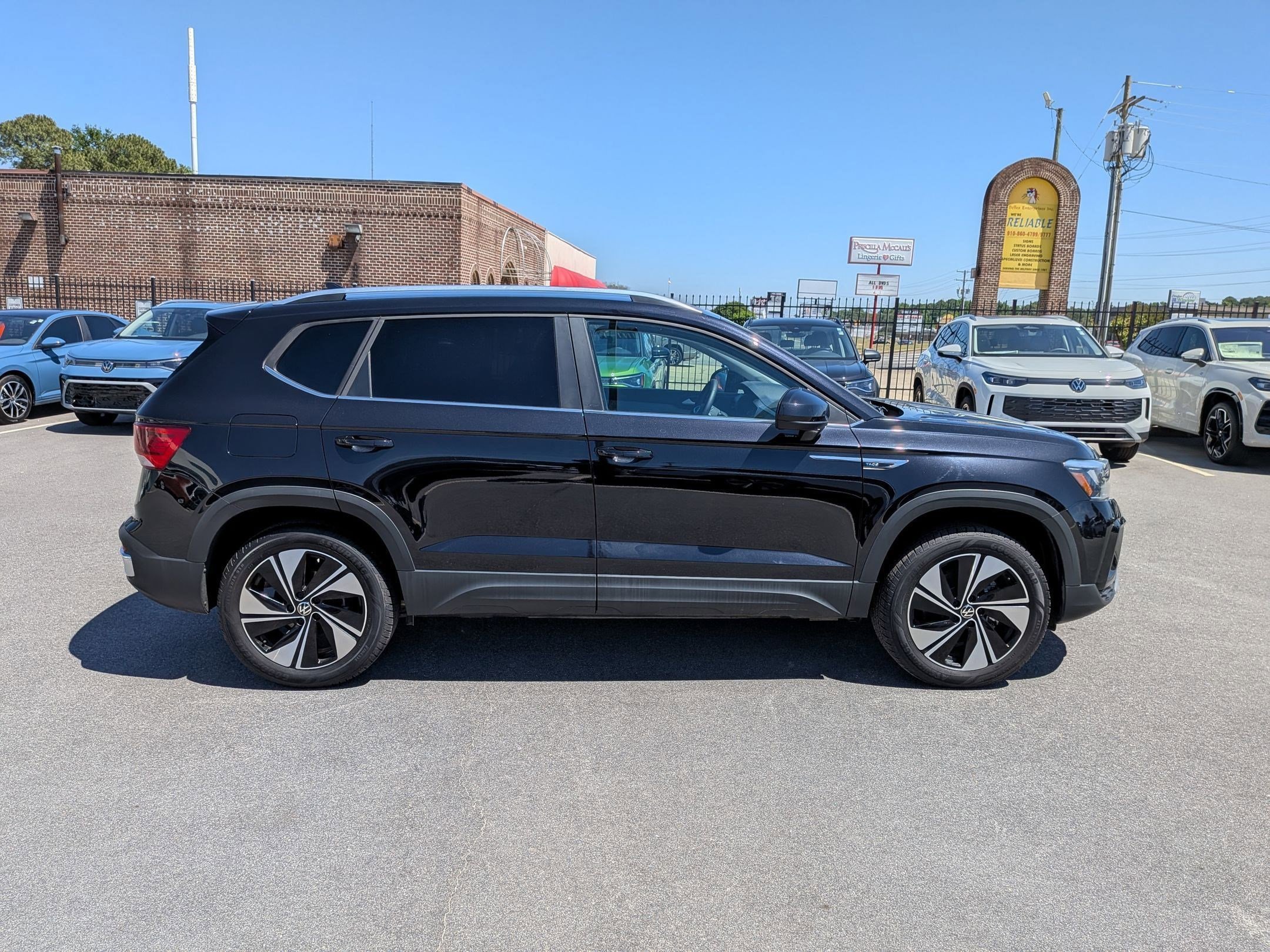 Used 2024 Volkswagen Taos SE AWD/4WD image 2