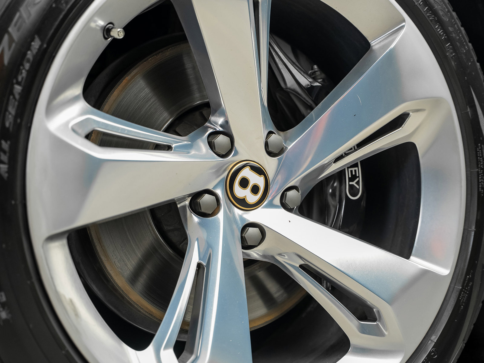 Used 2019 Bentley Bentayga AWD/4WD image 22