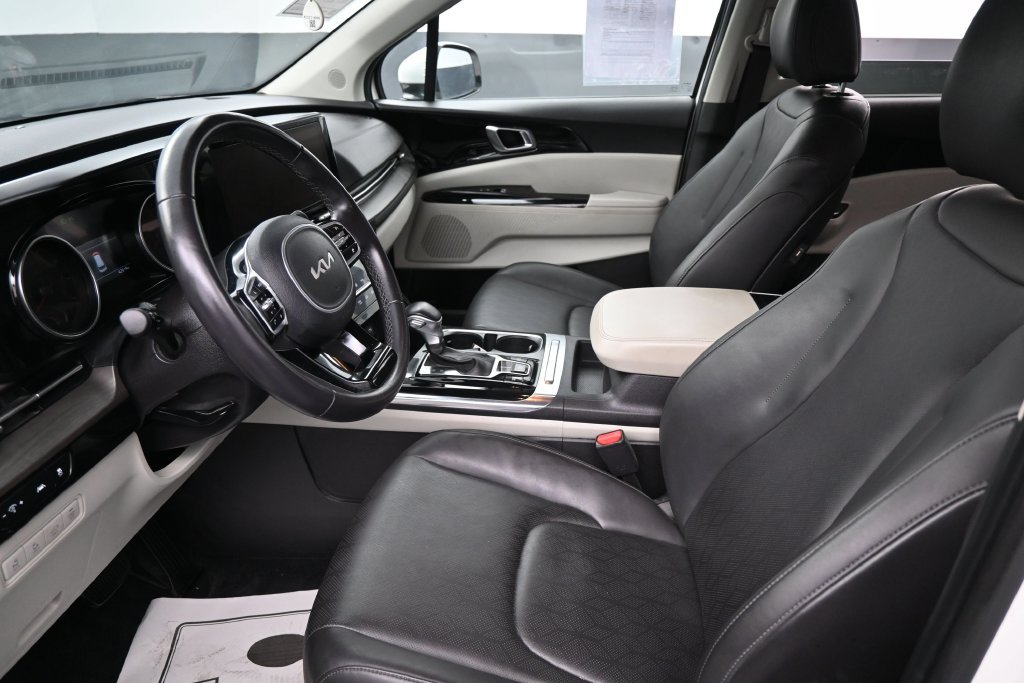 Used 2024 Kia Carnival EX FWD image 24