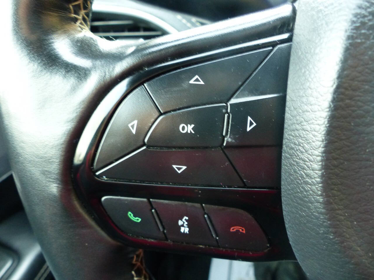 Used 2021 Chrysler Pacifica Touring w/ Uconnect Theater Family Group image 25