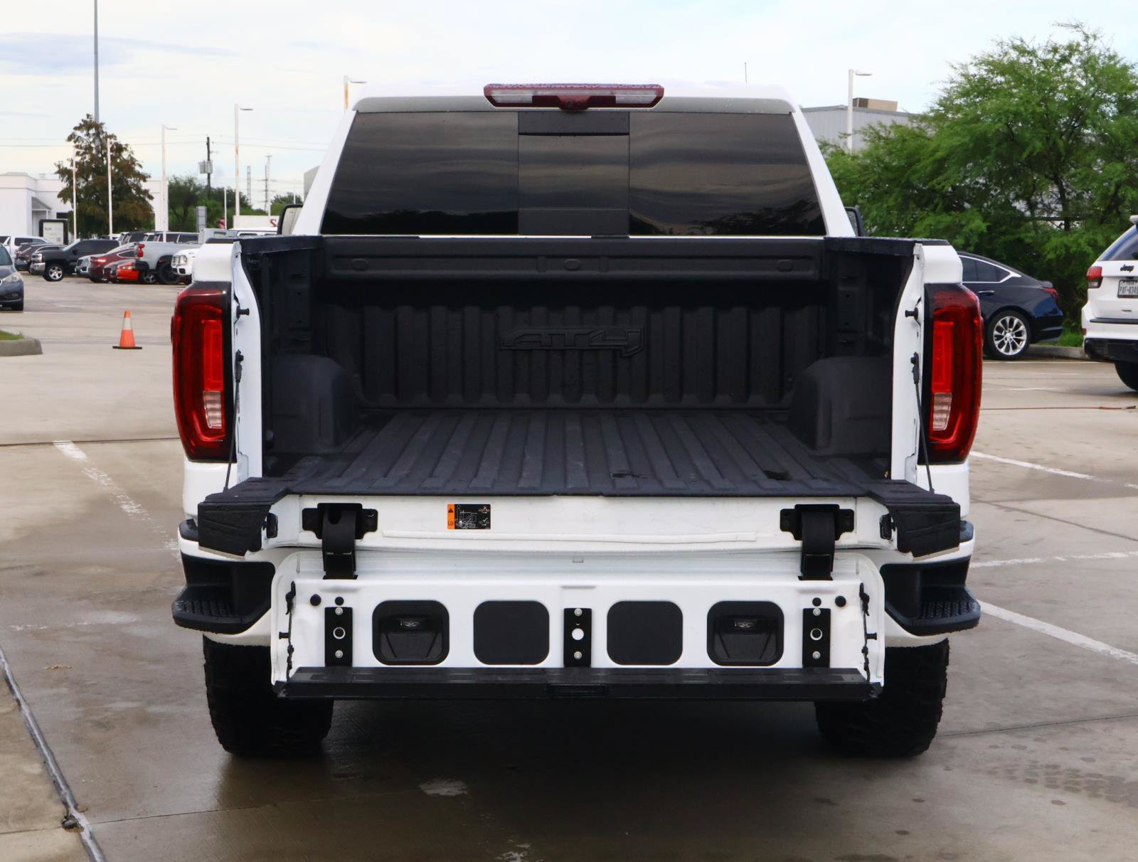 Used 2024 GMC Sierra 1500 AT4 w/ Technology Package AWD/4WD image 8