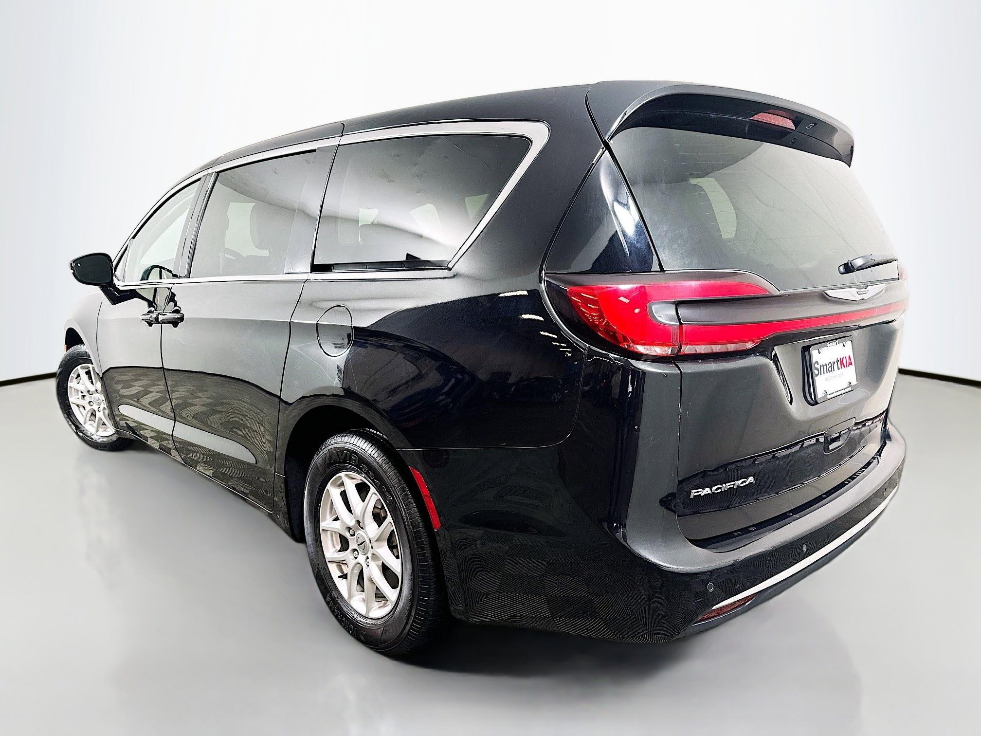 Used 2024 Chrysler Pacifica Touring-L FWD image 5
