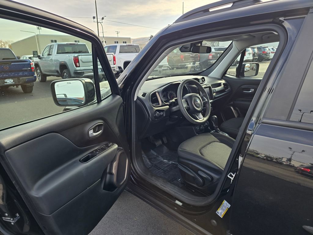 Used 2023 Jeep Renegade Latitude AWD/4WD image 18