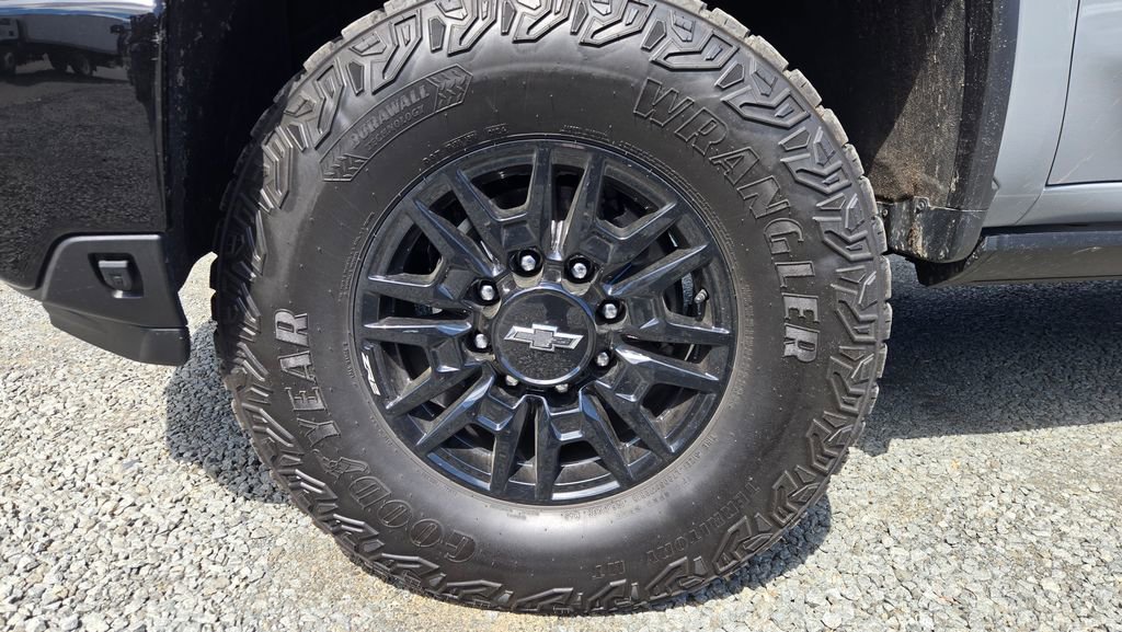 Used 2024 Chevrolet Silverado 2500 ZR2 w/ Technology Package image 12