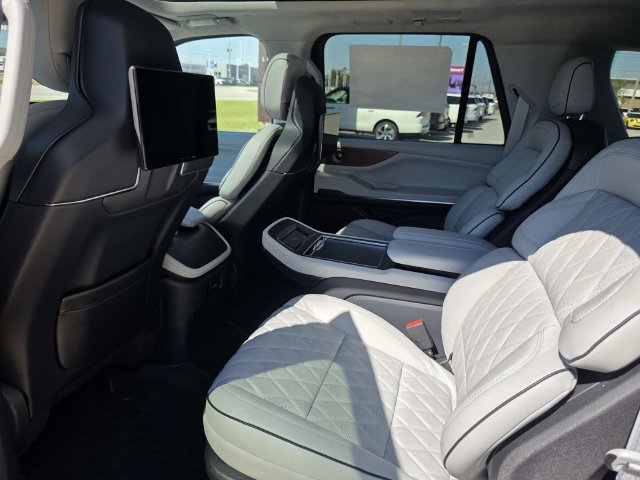 New 2027 Lincoln Navigator L Black Label w/ Black Label Special Edition RWD image 7