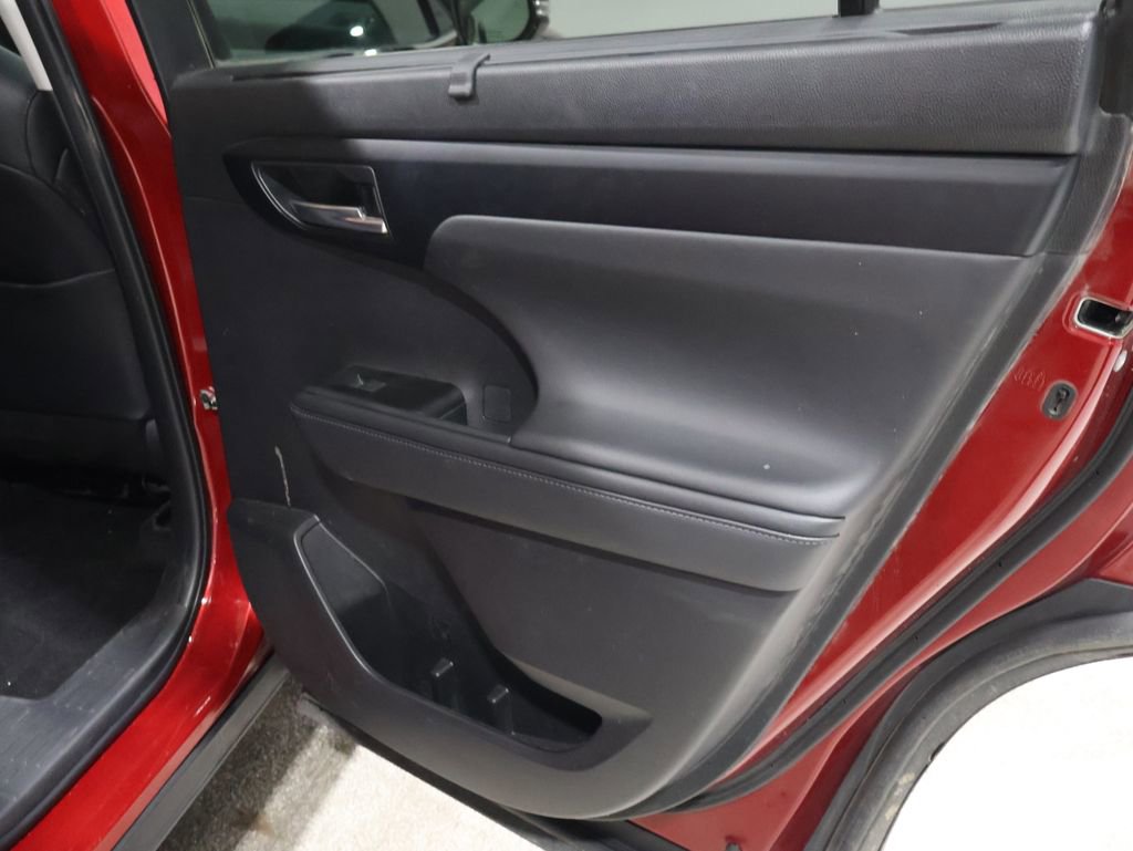 Used 2024 Toyota Highlander XLE image 23