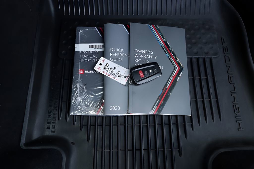 Used 2023 Toyota Highlander XLE AWD/4WD image 45