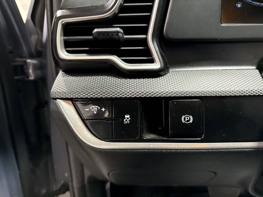 Used 2025 Kia Sportage LX image 23