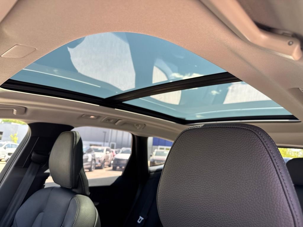 Certified 2025 Volvo XC60 B5 Plus AWD/4WD image 7
