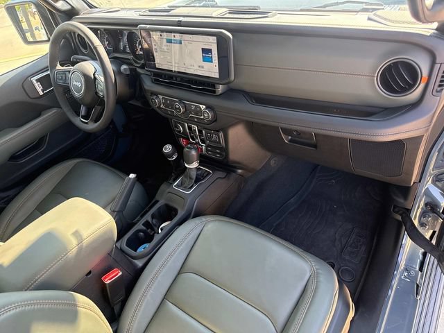 Used 2025 Jeep Gladiator Mojave w/ Convenience Group AWD/4WD image 16