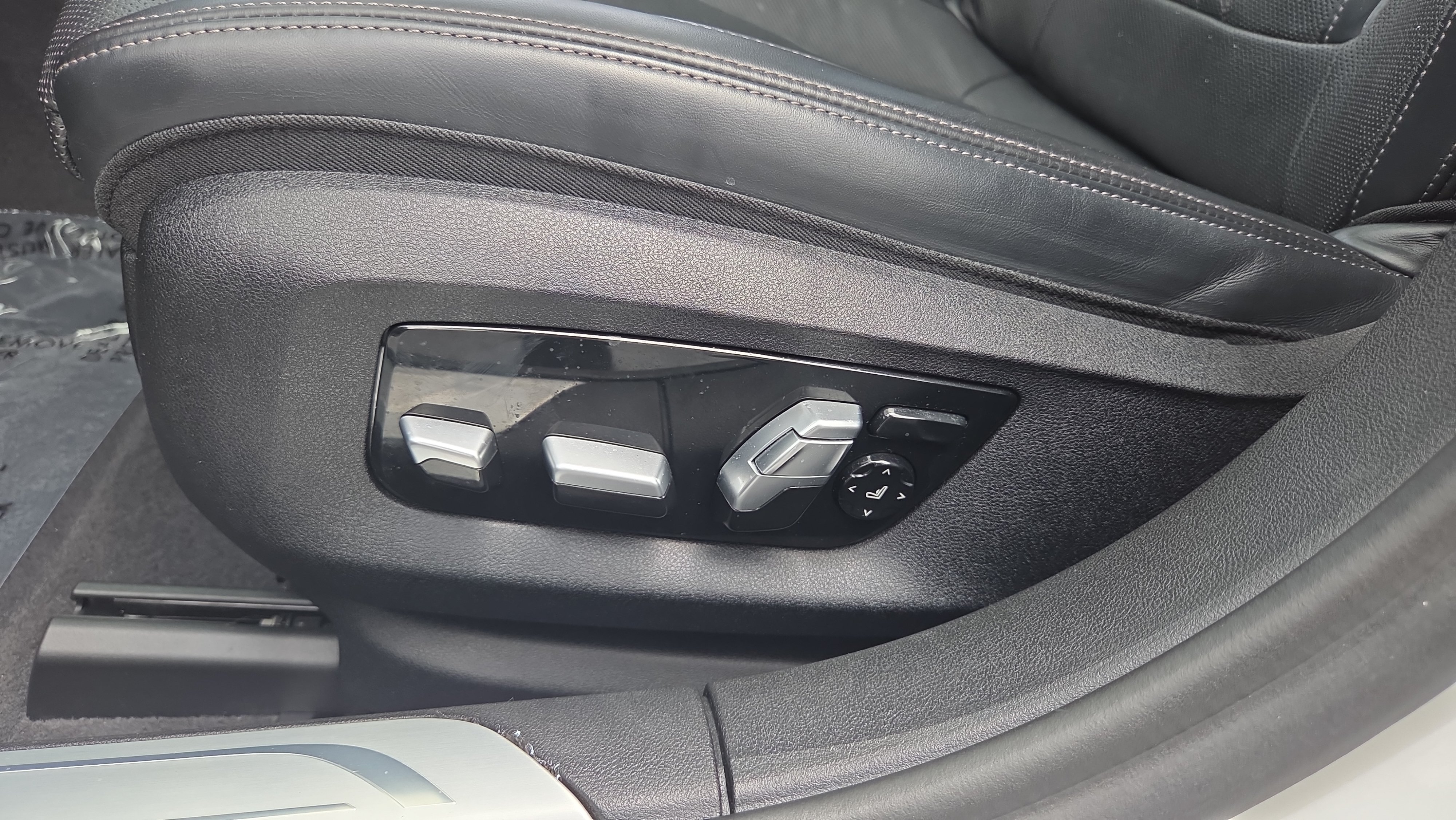 Used 2020 BMW 740i w/ M Sport Package RWD image 10