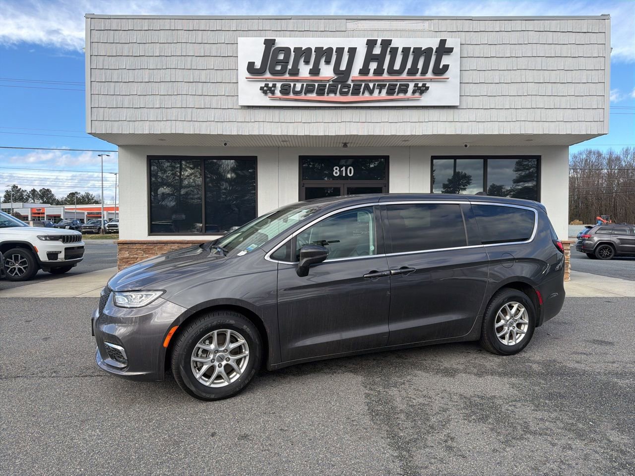 Used 2023 Chrysler Pacifica Touring-L image 1