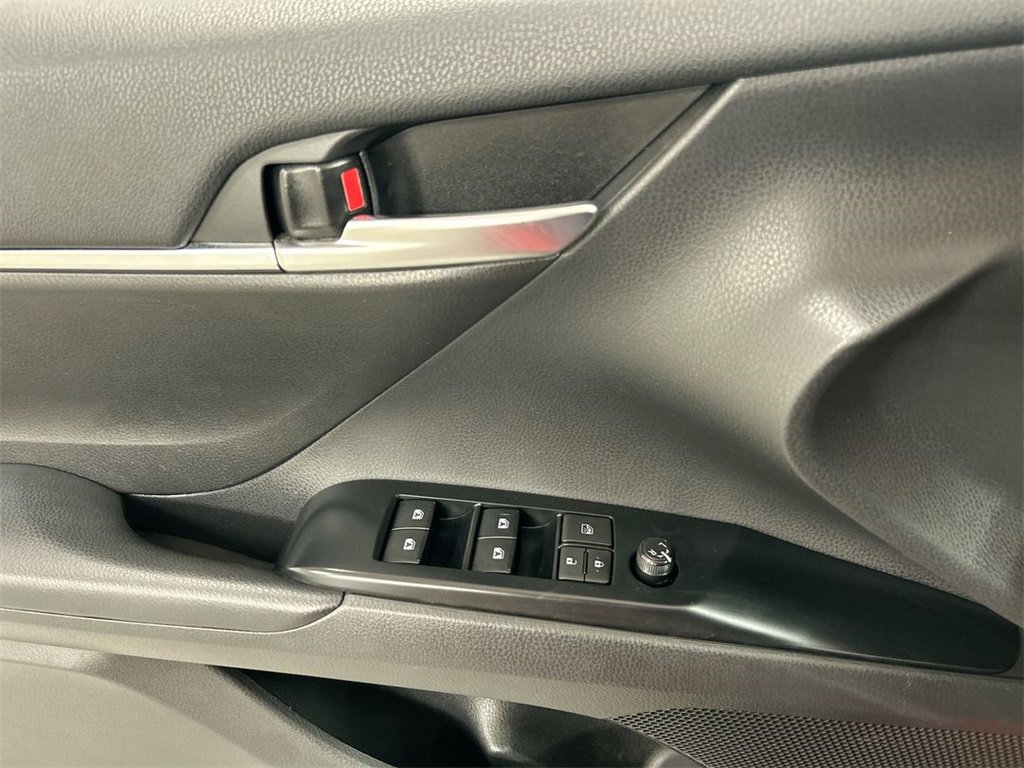 Used 2020 Toyota Camry SE image 11