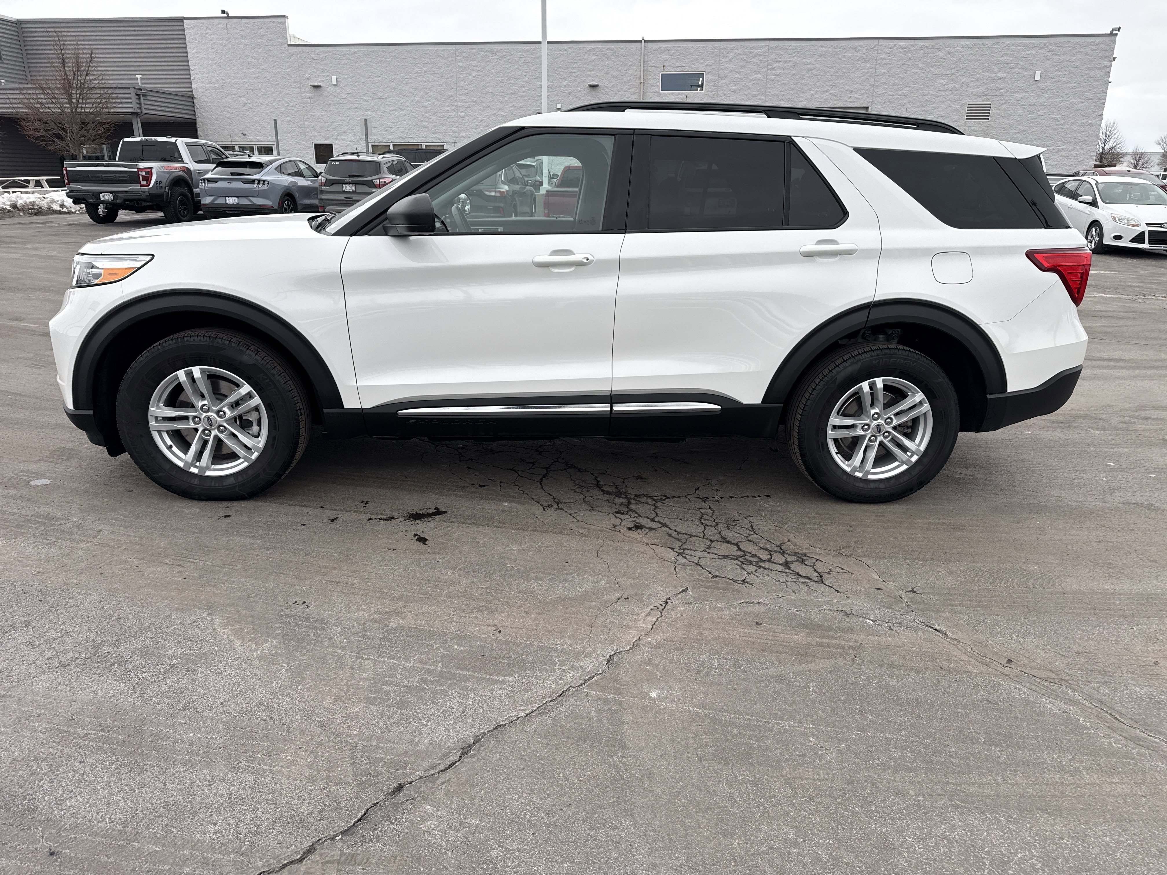 Used 2022 Ford Explorer XLT w/ Equipment Group 202A image 3