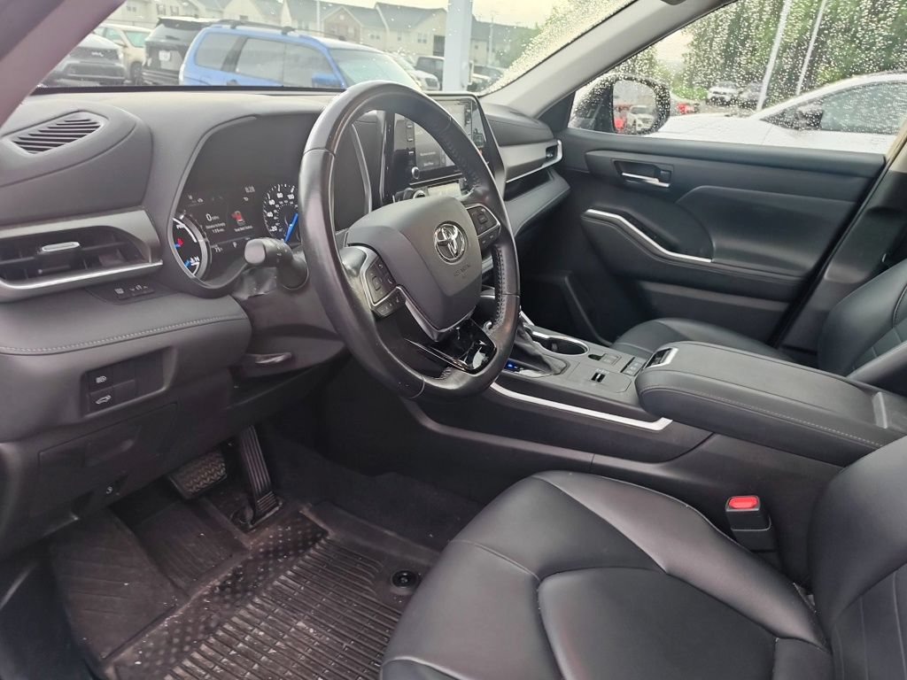 Used 2021 Toyota Highlander XLE AWD/4WD image 7