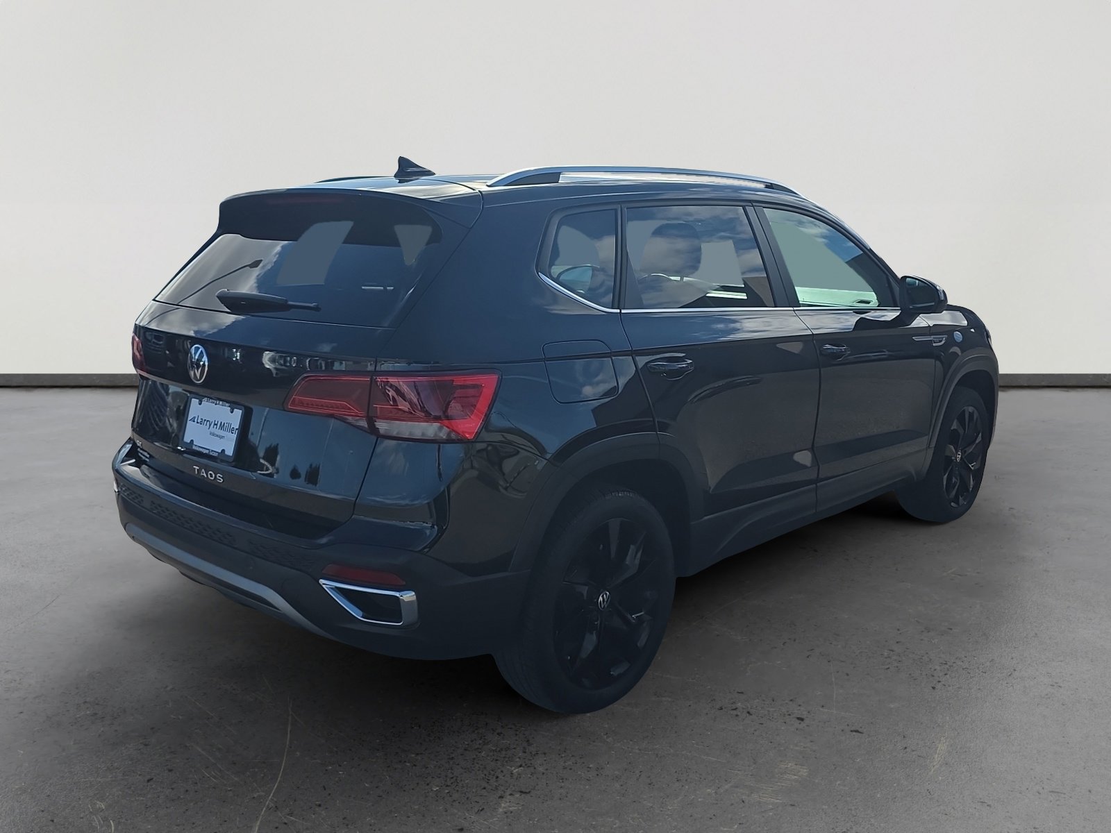 Certified 2023 Volkswagen Taos SE w/ Black Wheel Package image 5