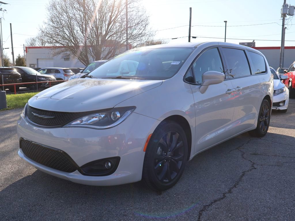 Used 2020 Chrysler Pacifica Touring w/ S Appearance Package image 4