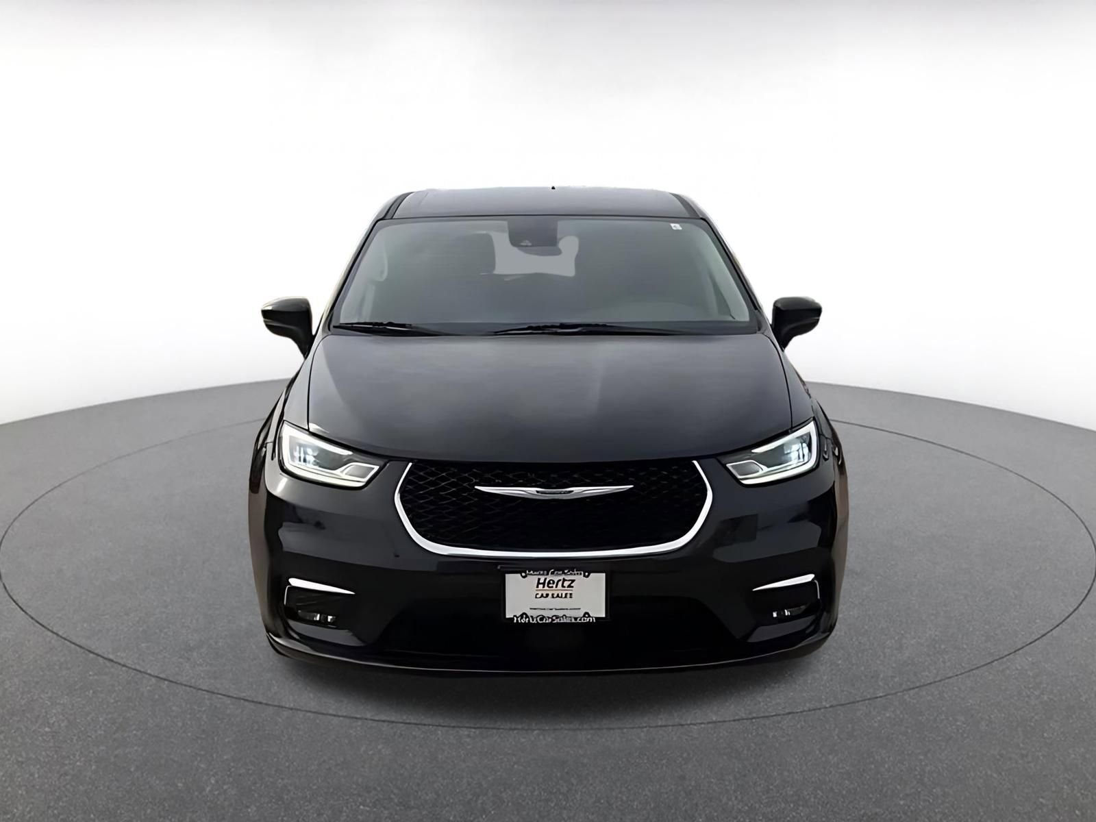 Used 2023 Chrysler Pacifica Touring-L image 4