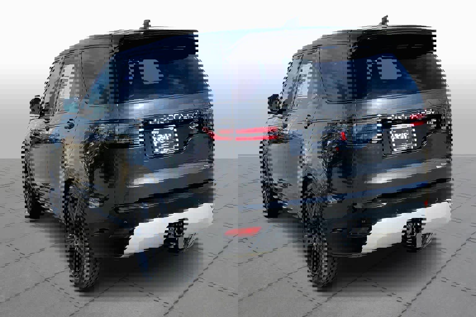 Used 2023 Land Rover Discovery Metropolitan Edition image 4