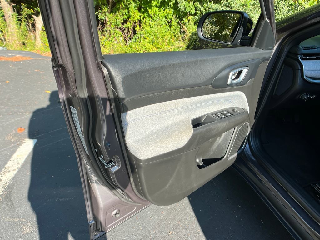 Used 2024 Jeep Compass Latitude image 11