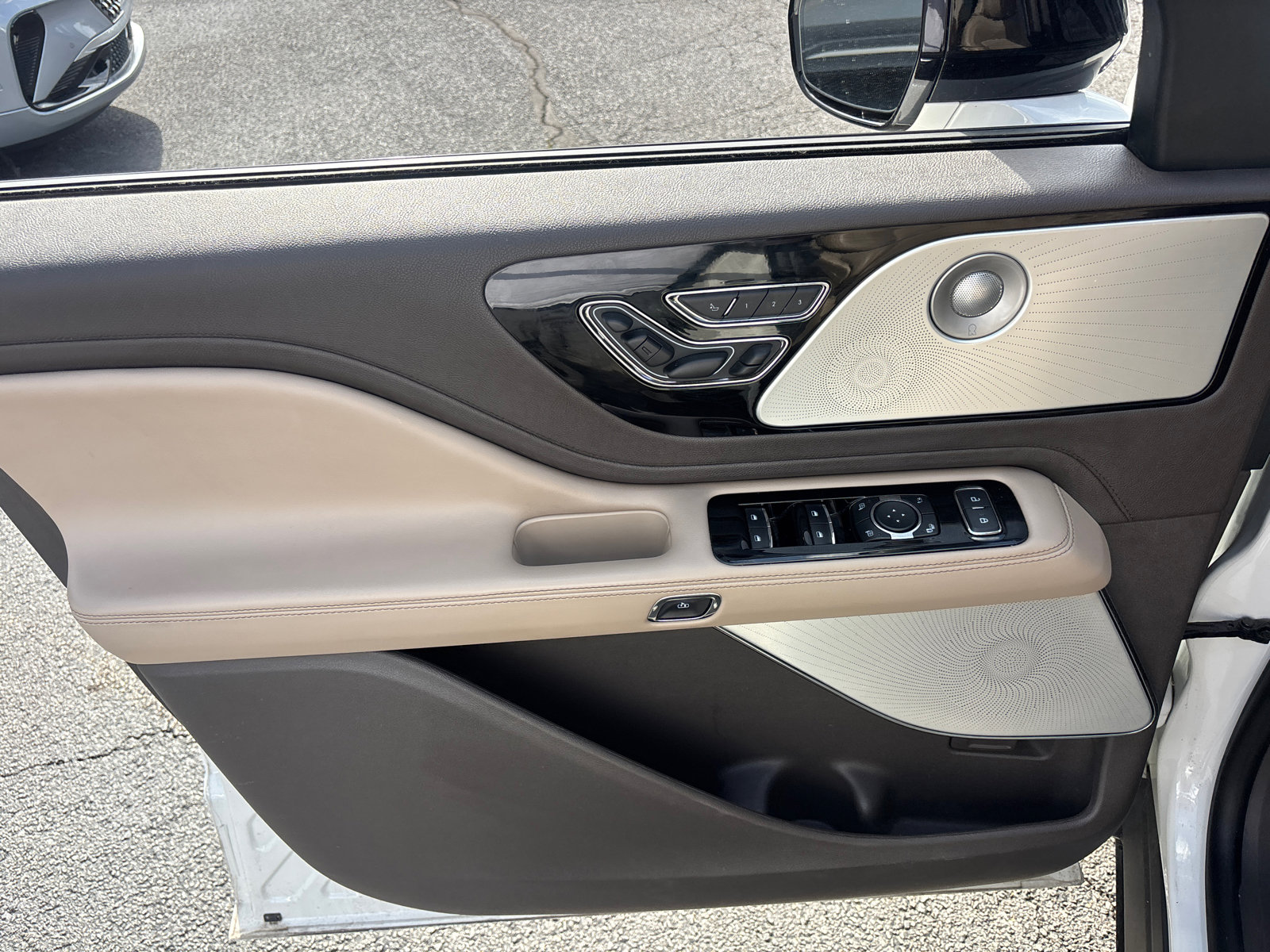 Used 2023 Lincoln Aviator Reserve w/ Equipment Group 201A AWD/4WD image 11
